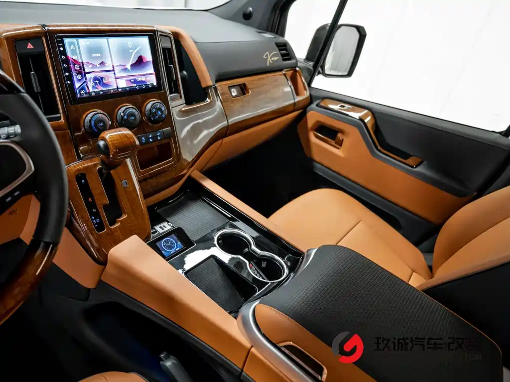 Toyota Hiace — фото 11