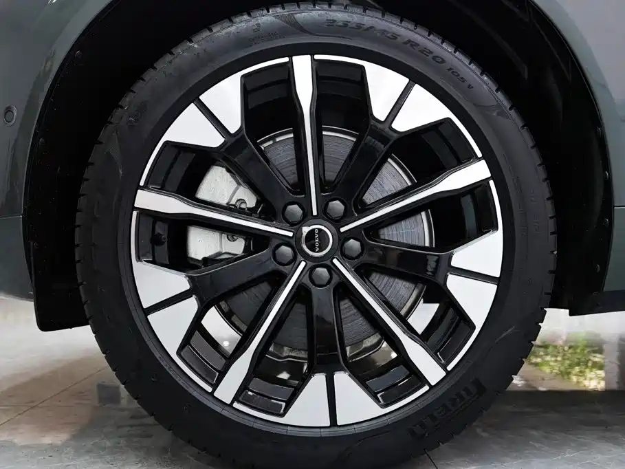 Volvo XC60 Plug-In Hybrid 2025 — фото 5