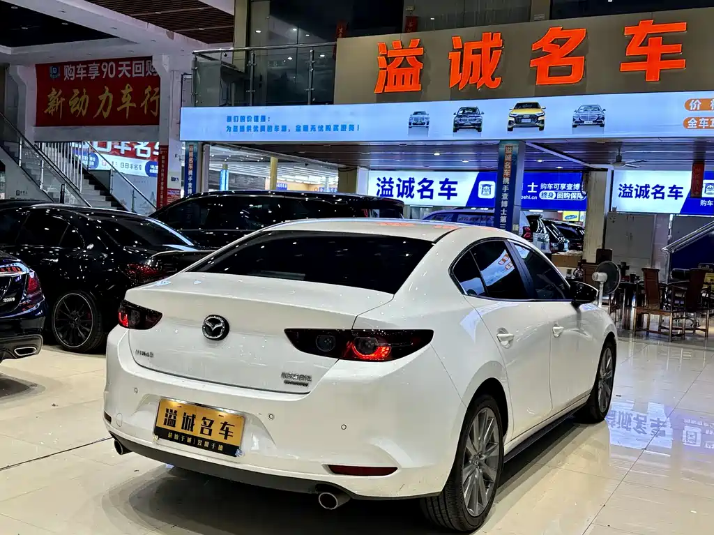 Mazda 3 Axela 2022 — фото 13