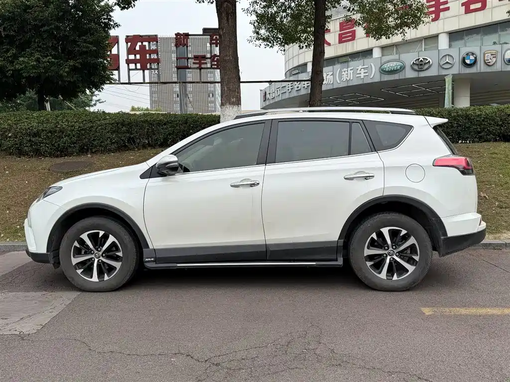 Toyota RAV4 2018 — фото 3