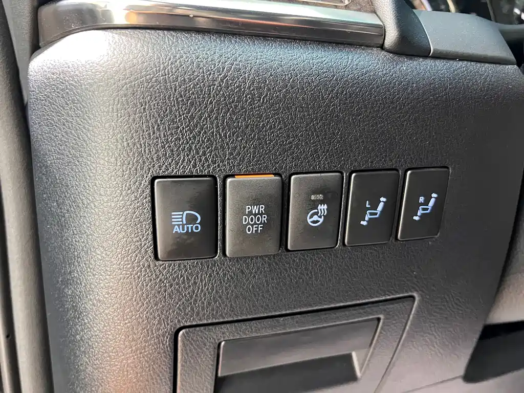 Toyota Alphard 2023 — фото 17
