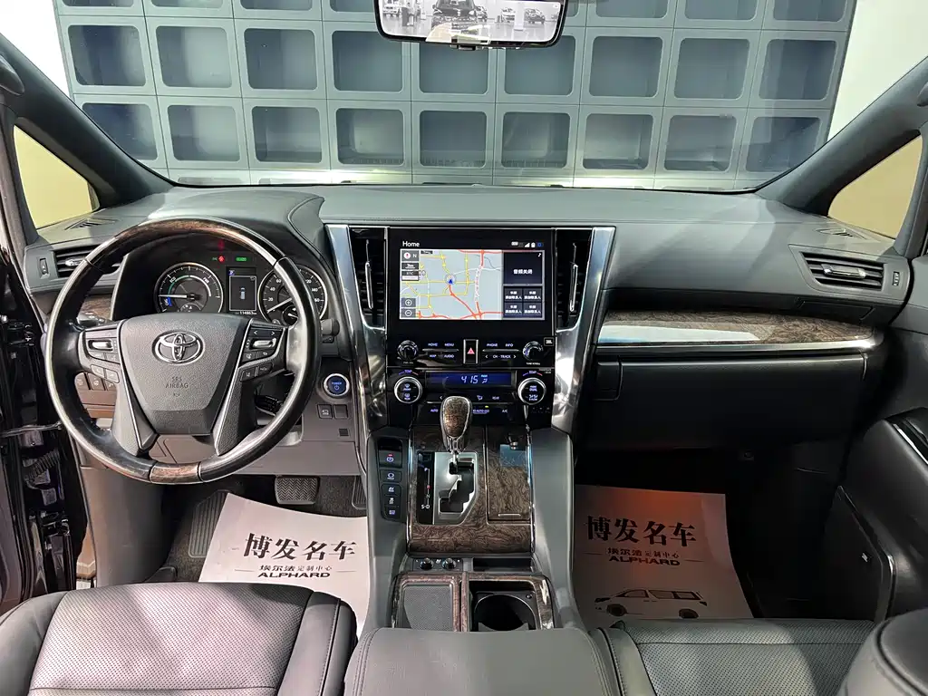 Toyota Alphard 2023 — фото 31