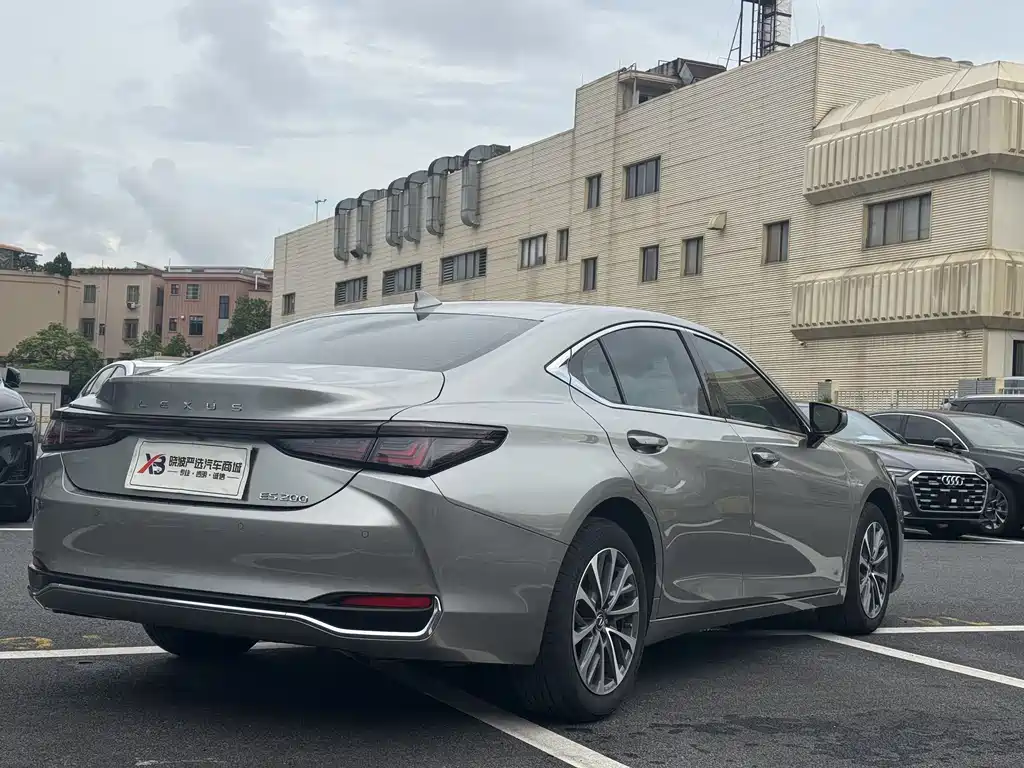 Lexus ES 2025