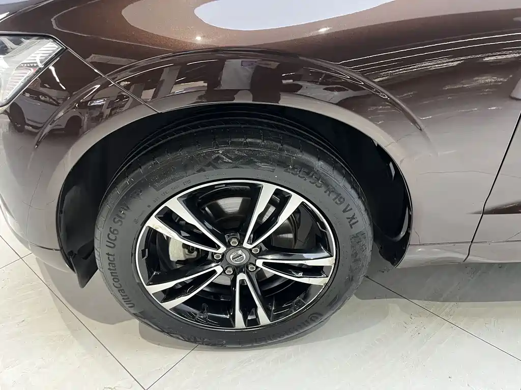 Volvo XC60 2019 — фото 13
