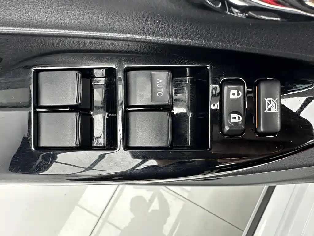 Toyota Yaris L 2023 — фото 12