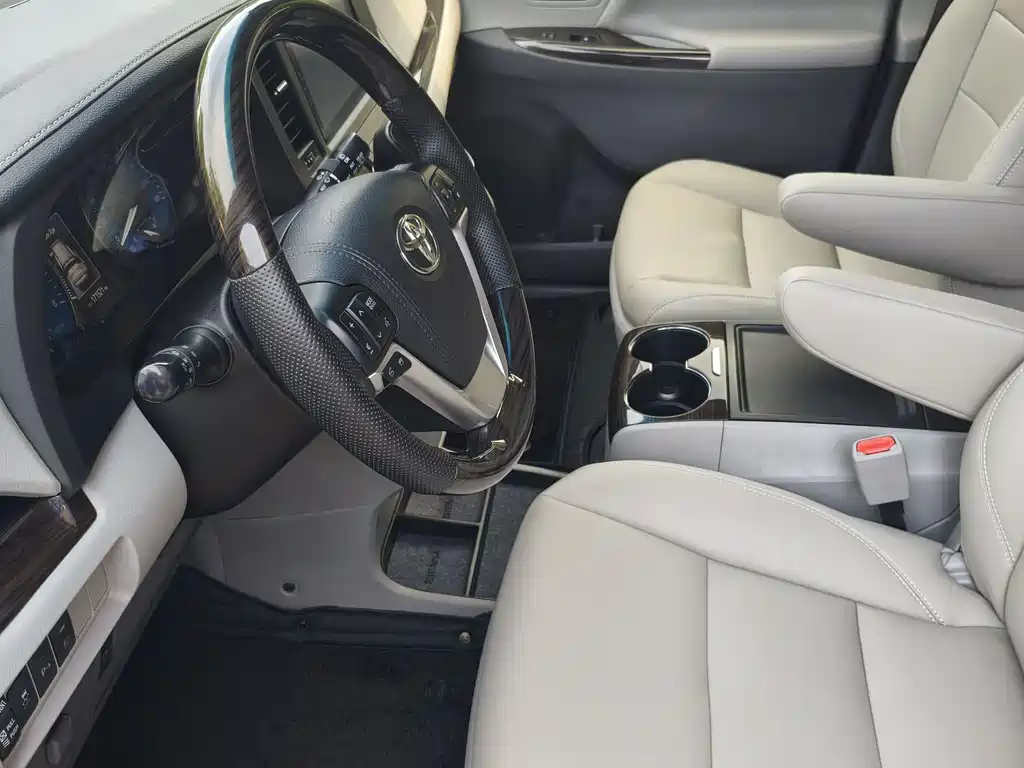 Toyota Sienna 2017 — фото 10