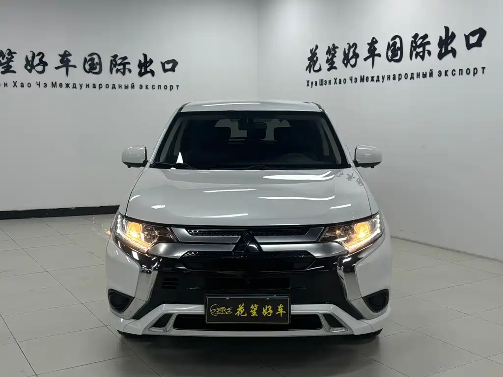 Mitsubishi Outlander 2022 — фото 2