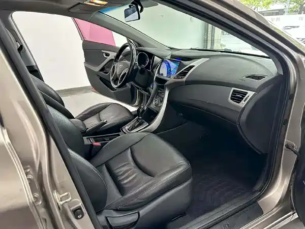 Hyundai Elantra Langdong 2012