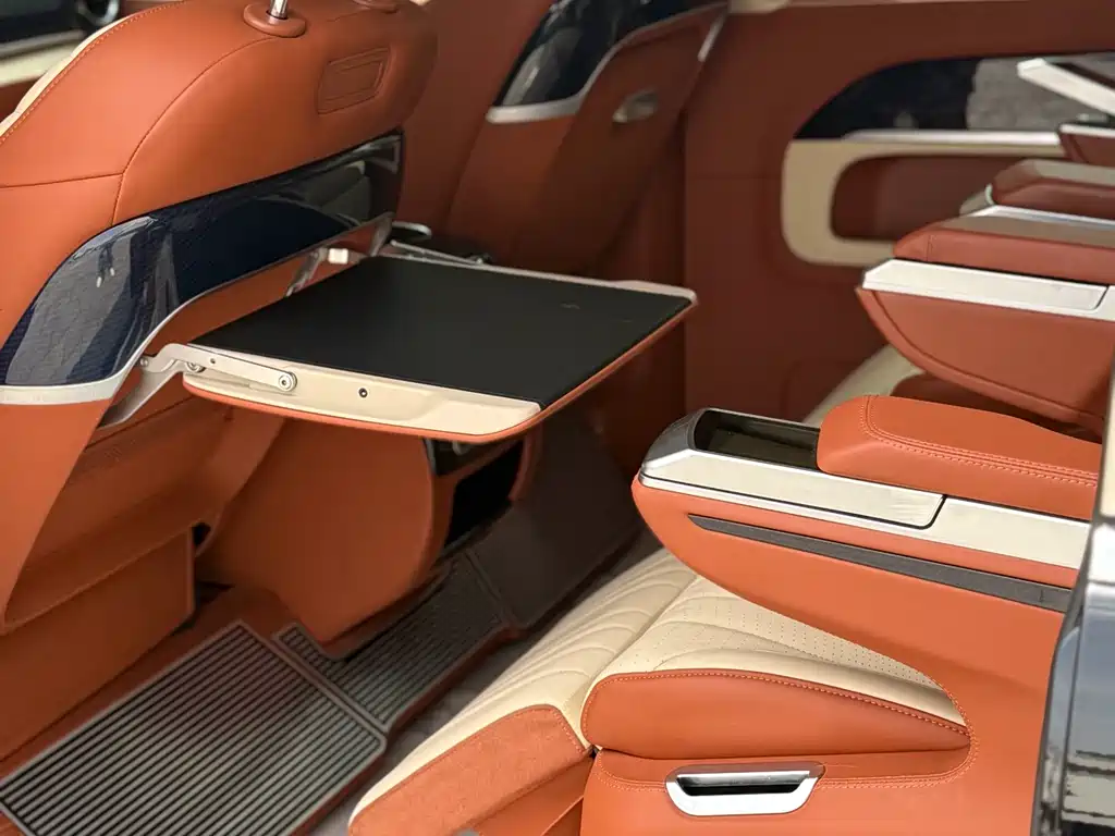 Mercedes-Benz V-Class 2023 — фото 14