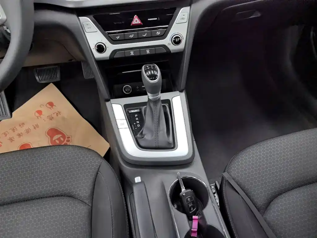 Hyundai Elantra 2016 — фото 14