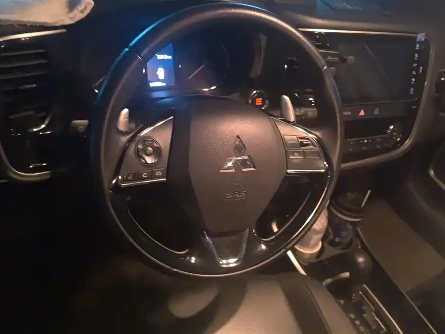 Mitsubishi Outlander 2018 — фото 15