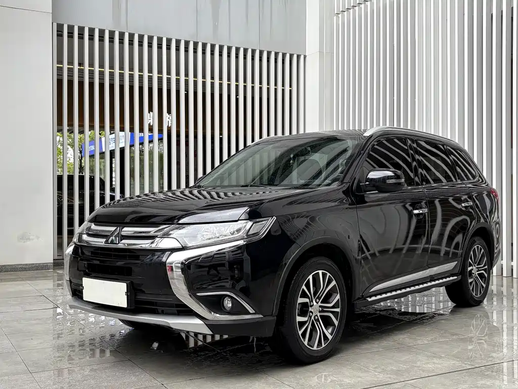 Mitsubishi Outlander 2017 — фото 1