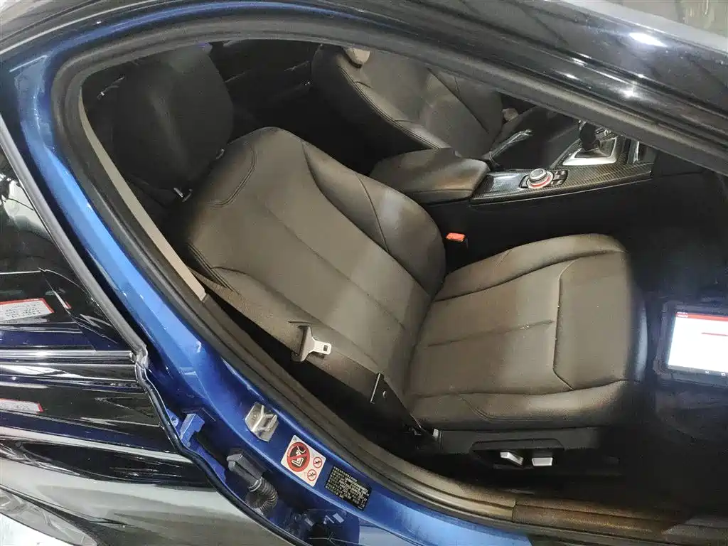 BMW 3 Series 2018 — фото 17