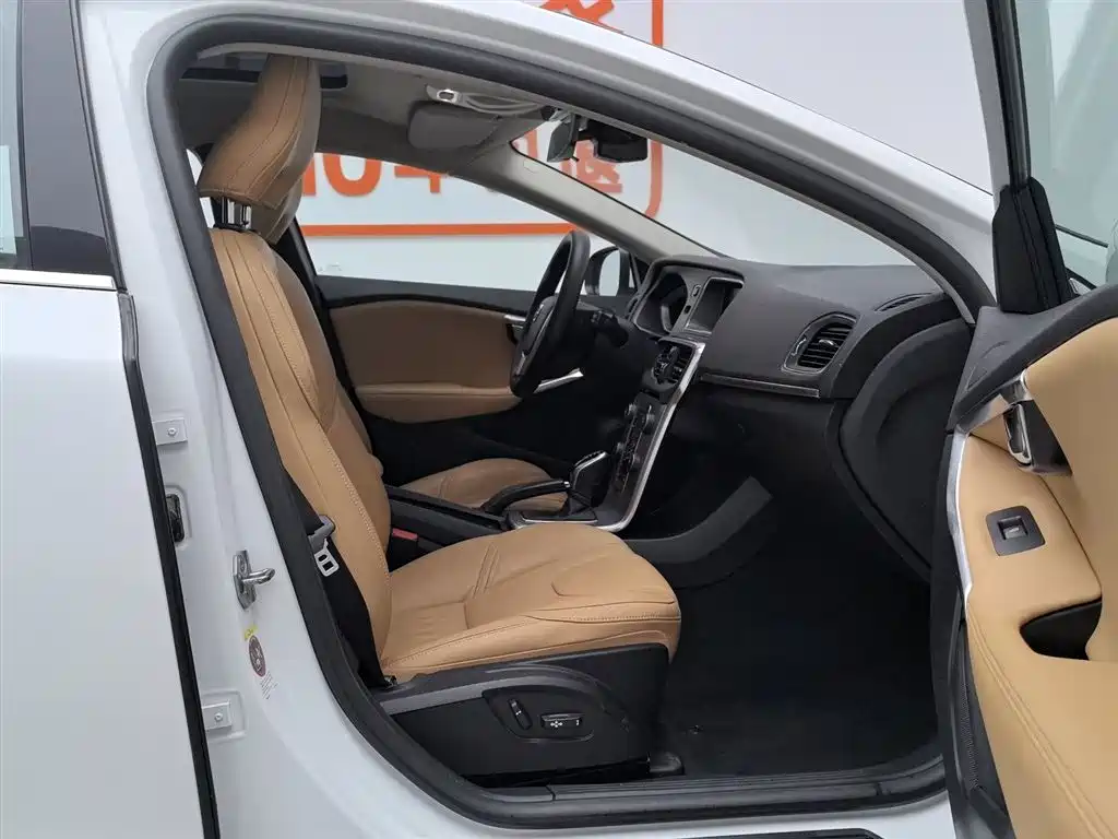 Volvo V40 2017 — фото 23