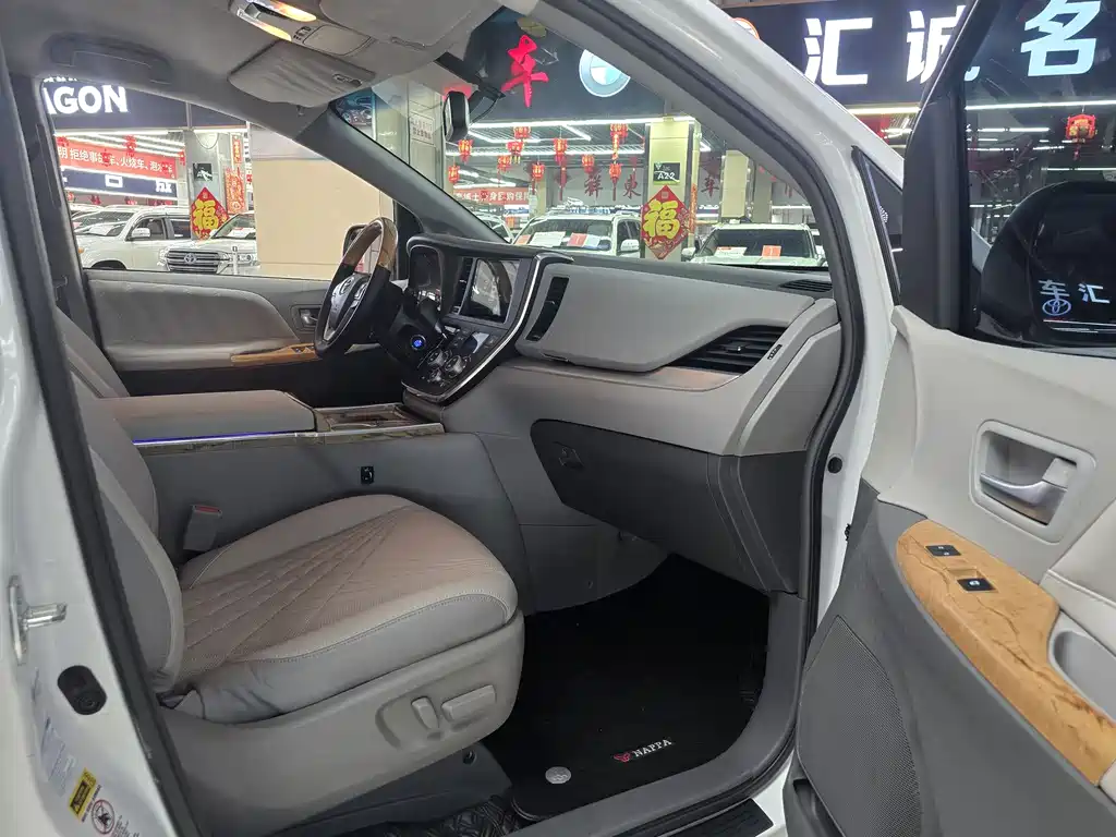 Toyota Sienna 2017 — фото 16