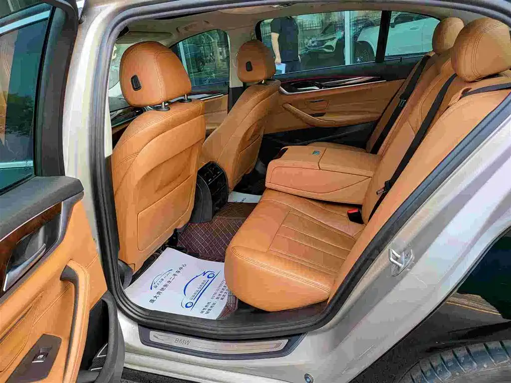 BMW 5 Series 2018 — фото 13