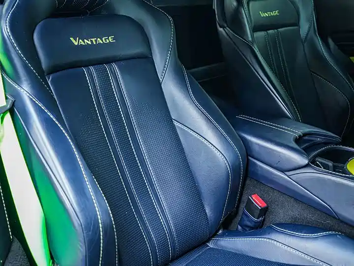Aston Martin V8 Vantage 2021 — фото 13