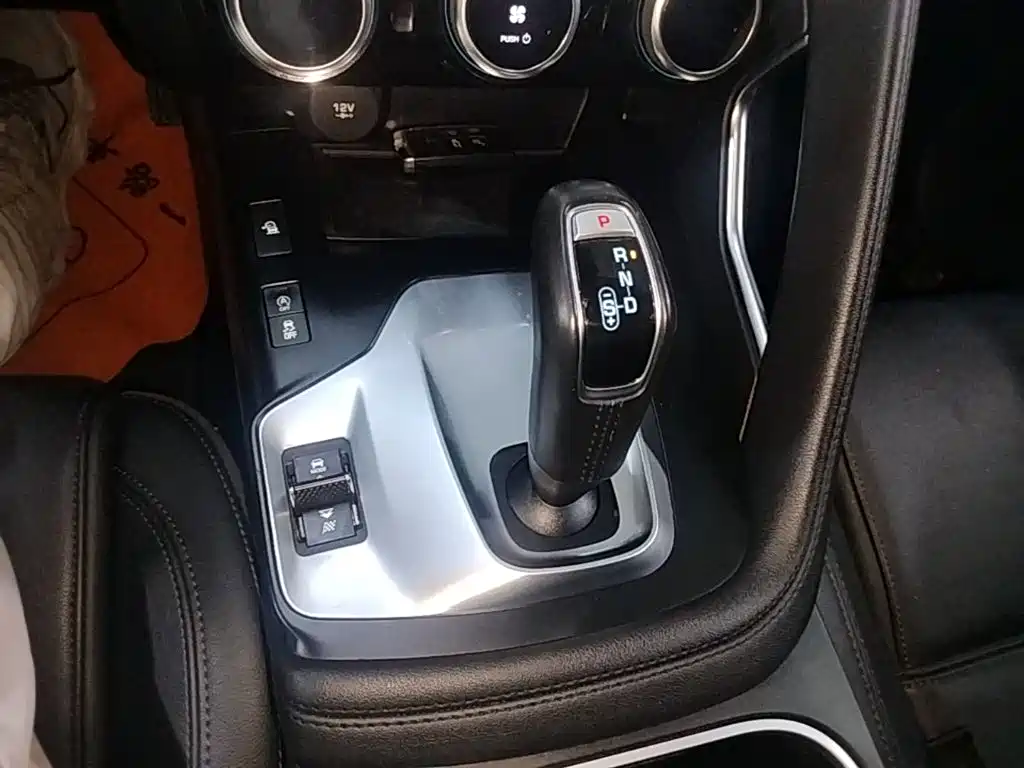 Jaguar E-PACE 2020 — фото 14