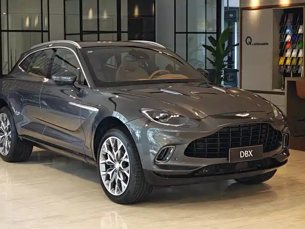 Aston Martin DBX 2024