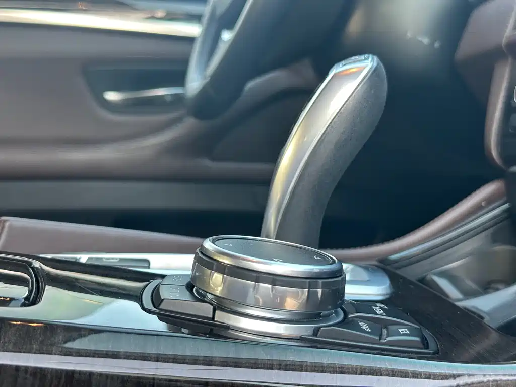 BMW 5 Series 2015 — фото 23