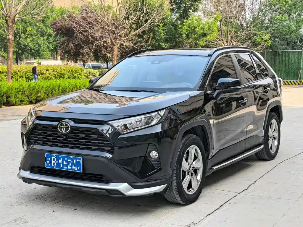 Toyota RAV4 2022 — фото 1