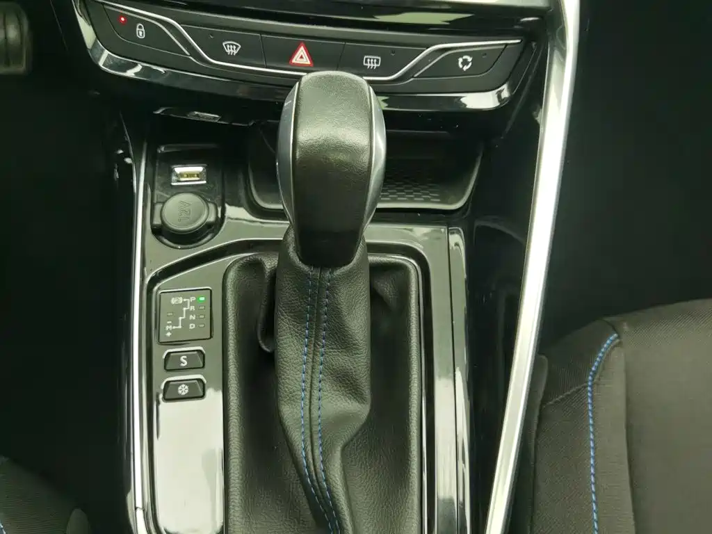 Peugeot 308 2018 — фото 13