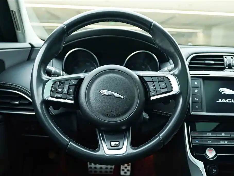 Jaguar XE 2015 — фото 18