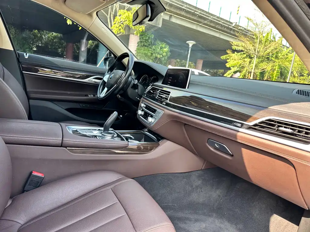 BMW 7 Series 2019 — фото 12