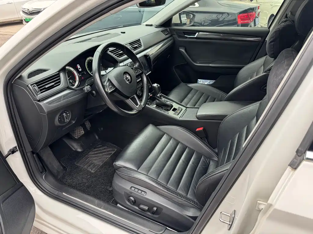 Skoda Superb 2018 — фото 11