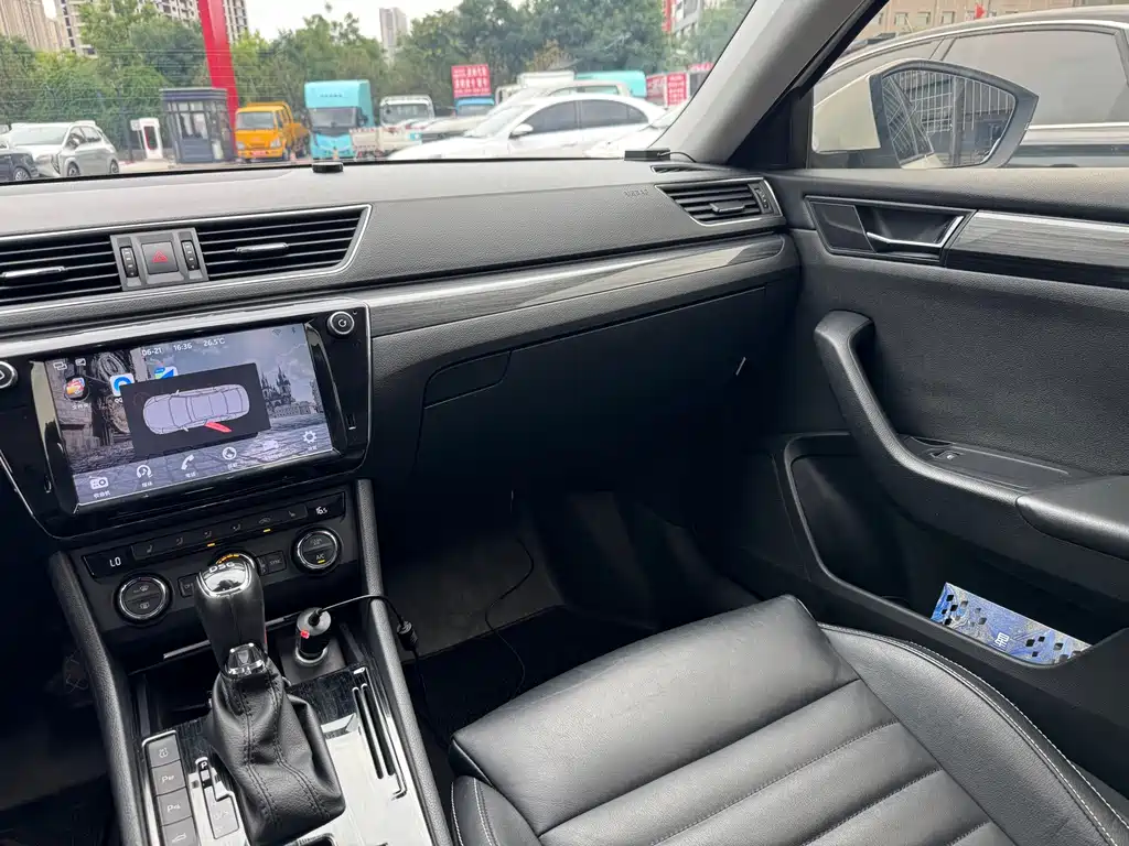 Skoda Superb 2018 — фото 17