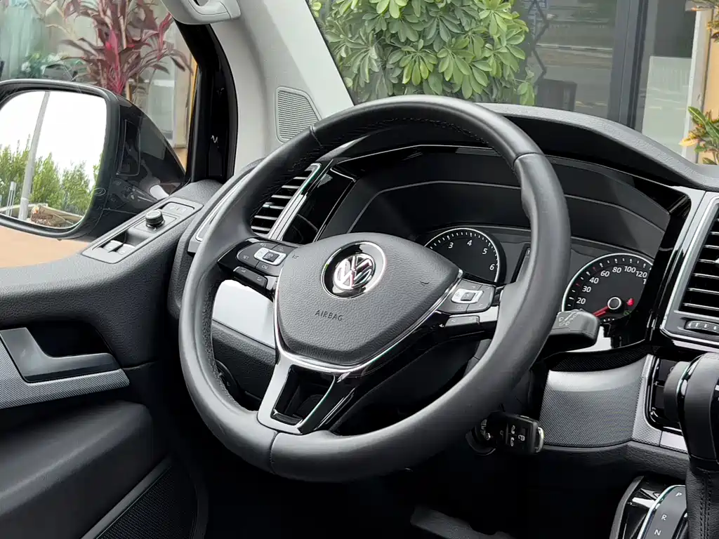 Volkswagen Multivan 2017 — фото 19