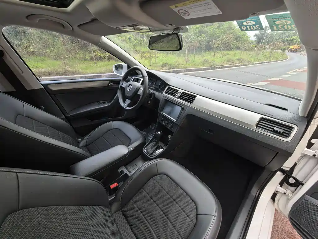 Skoda Rapid Spaceback 2017 — фото 11