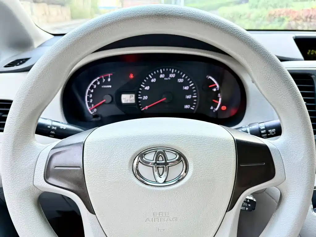 Toyota Sienna 2015 — фото 9