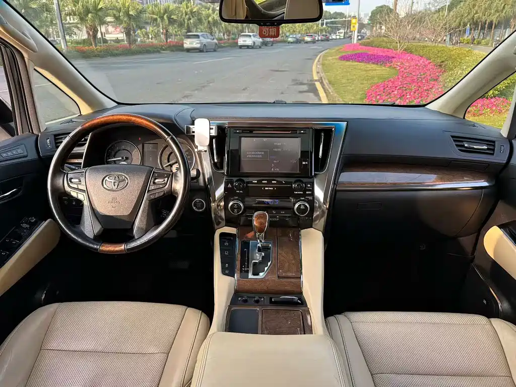 Toyota Alphard 2017 — фото 8