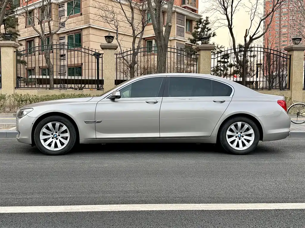 BMW 7 Series 2011 — фото 3