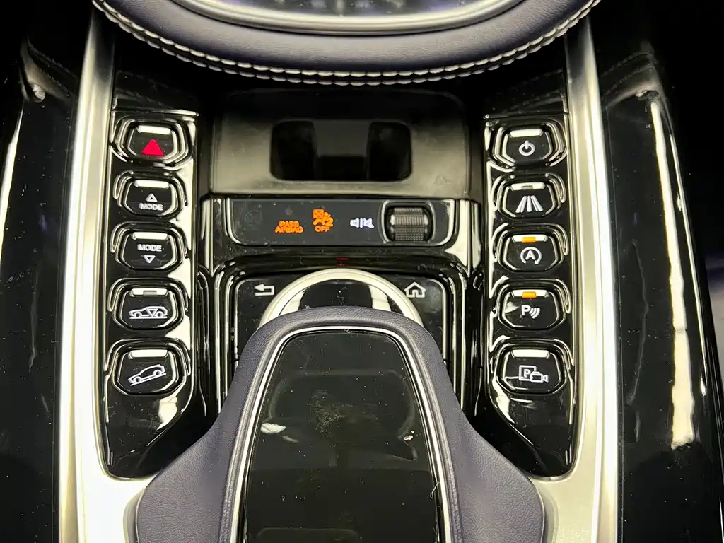 Aston Martin DBX 2021 — фото 13