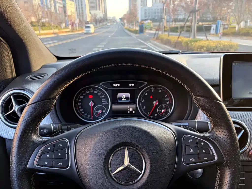 Mercedes-Benz B-Class 2016 — фото 17