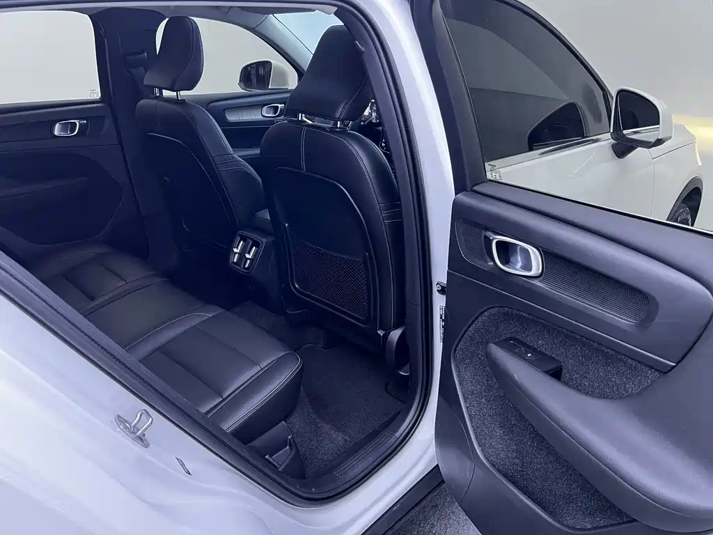 Volvo XC40 2020 — фото 15