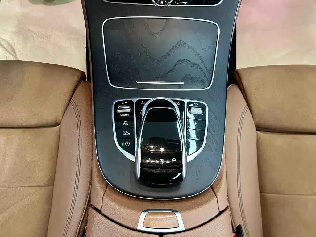 Mercedes-Benz E-Class 2018 — фото 19