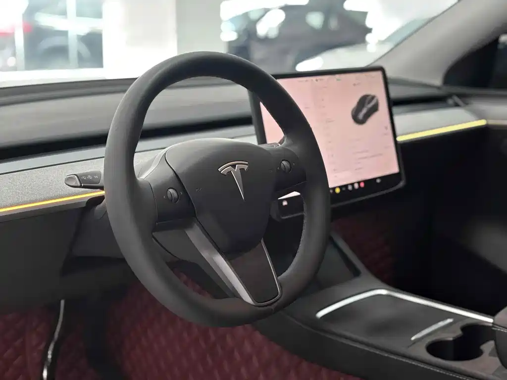 Tesla Model Y 2025 — фото 4