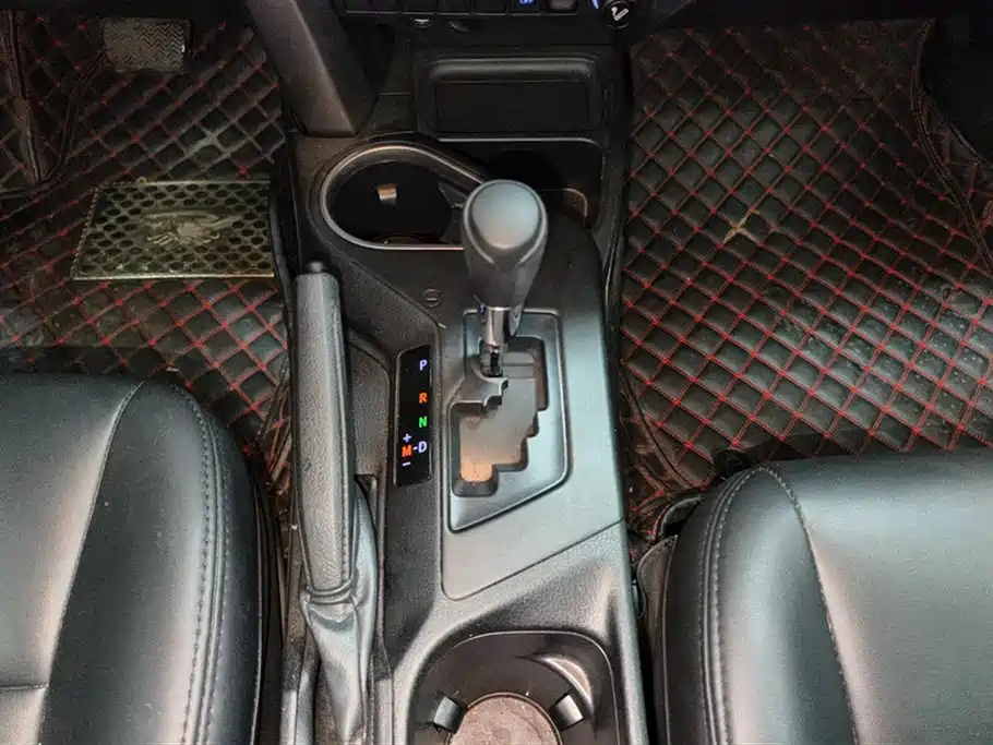 Toyota RAV4 2018 — фото 16