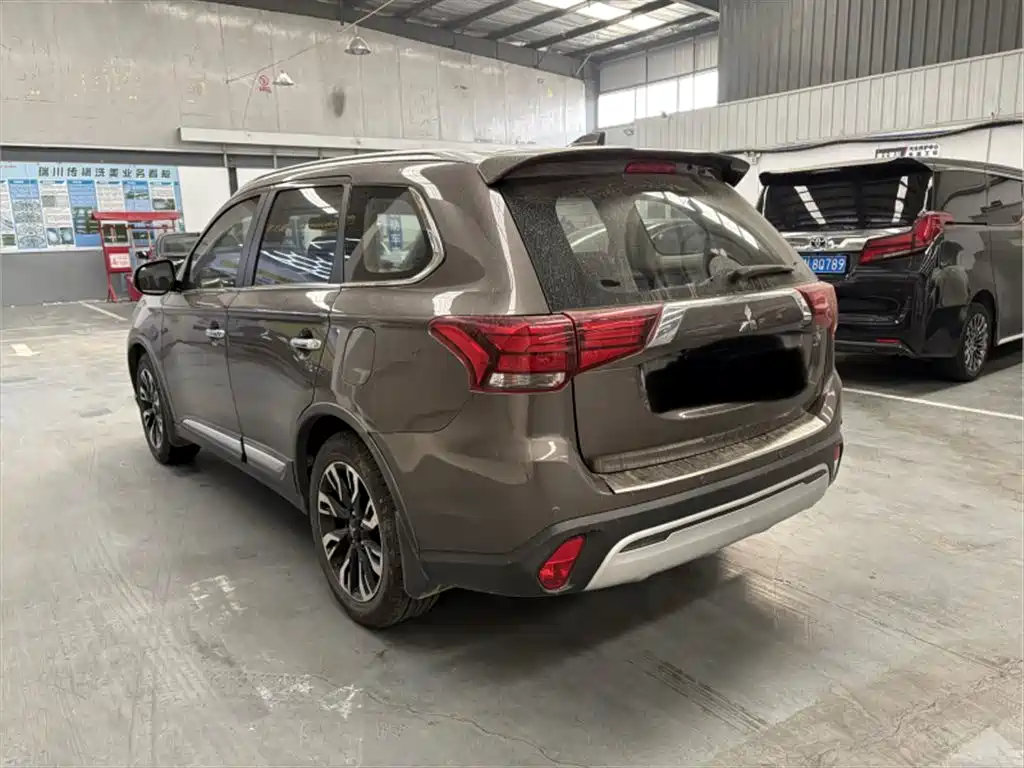 Mitsubishi Outlander 2019 — фото 8