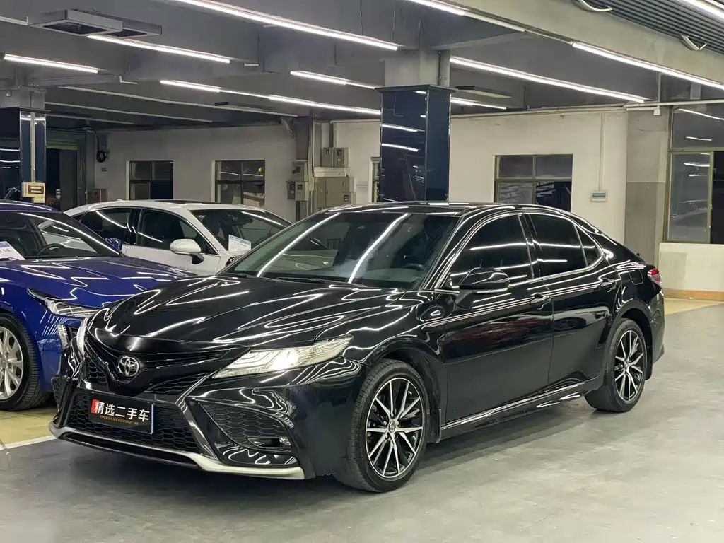 Toyota Camry 2022 — фото 1