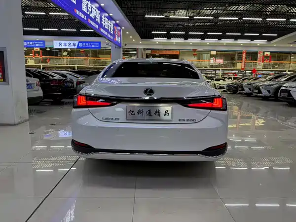 Lexus ES 2023