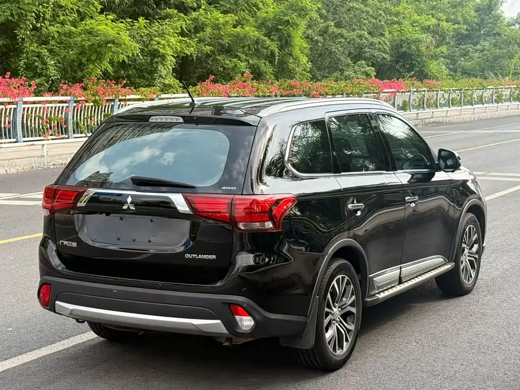 Mitsubishi Outlander 2017 — фото 4