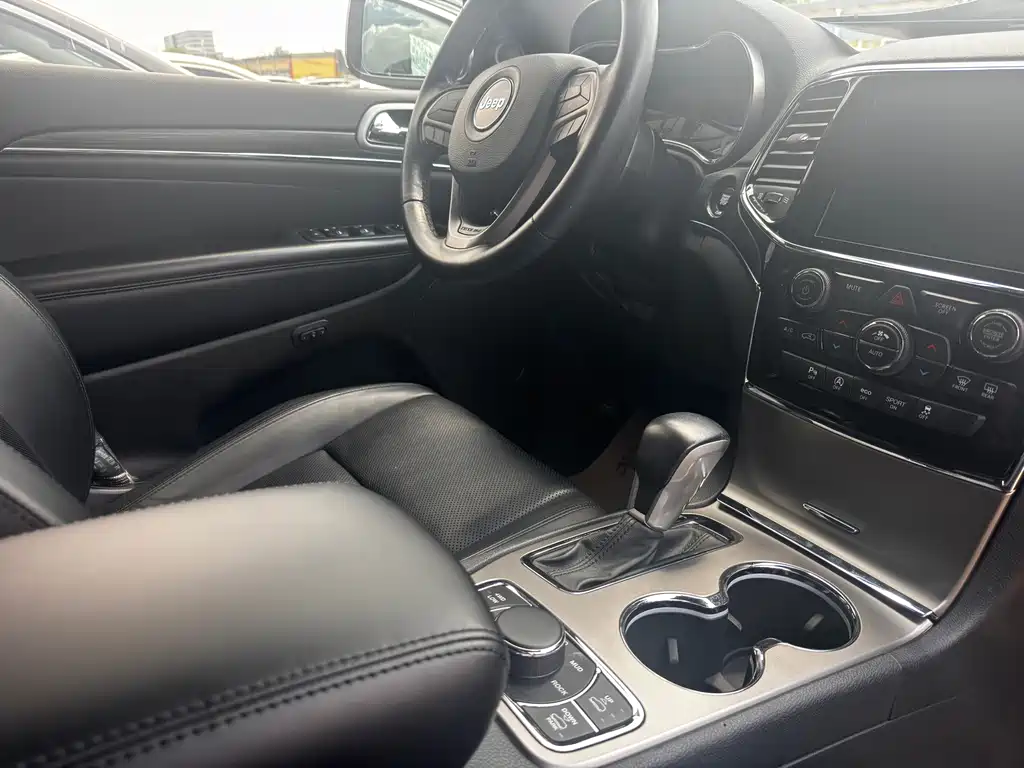 Jeep Grand Cherokee 2021 — фото 10