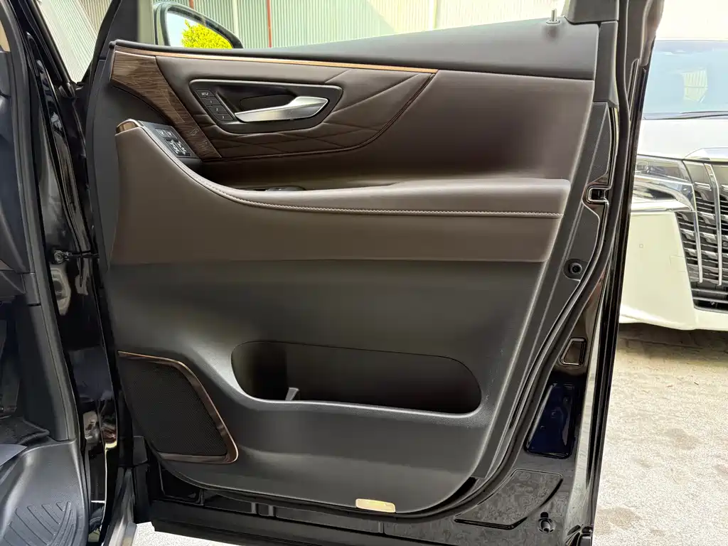 Toyota Alphard — фото 12
