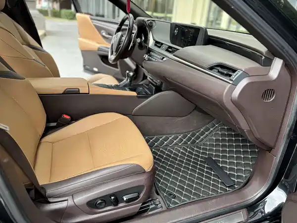 Lexus ES 2020