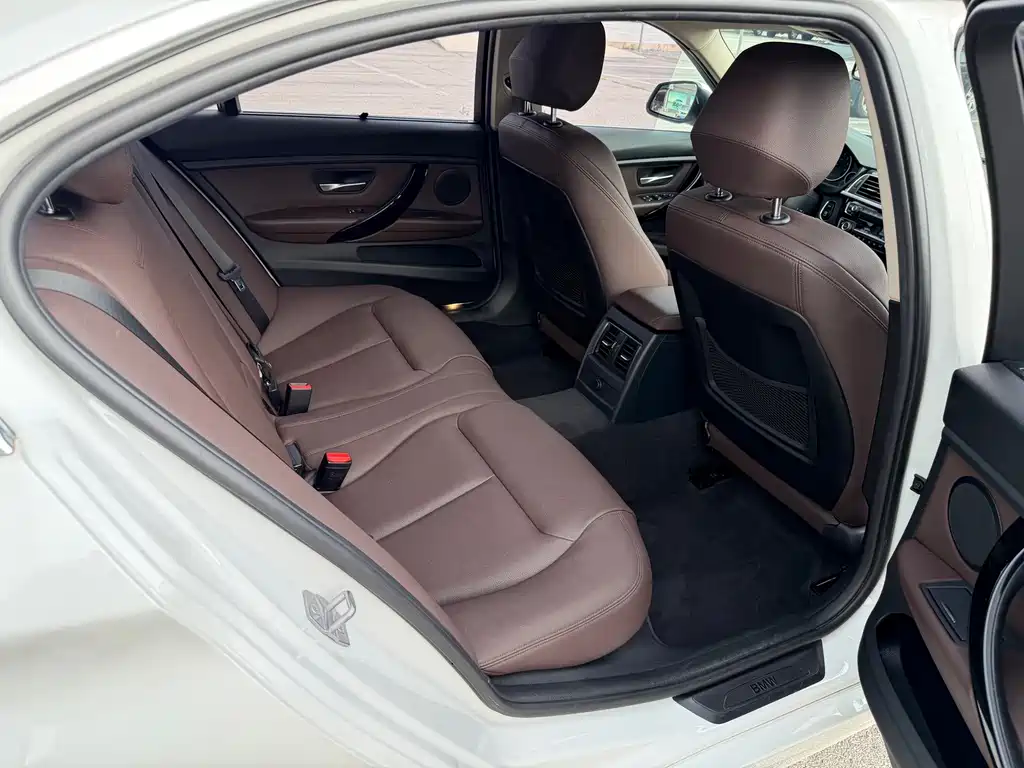 BMW 3 Series 2018 — фото 13