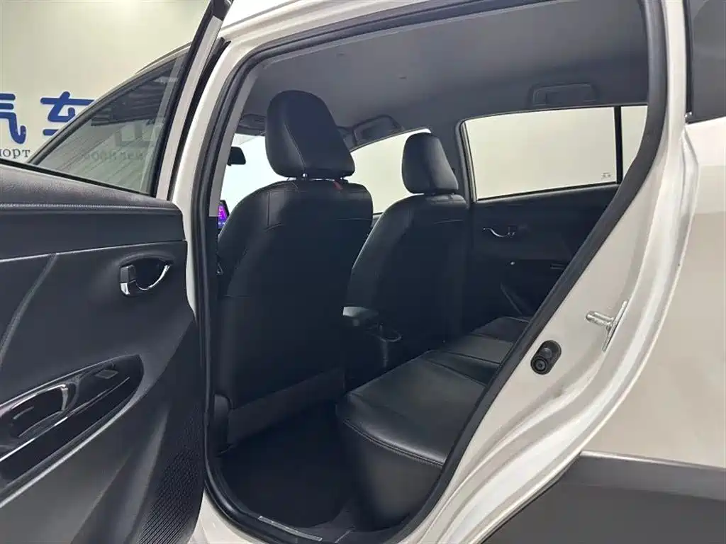 Toyota Yaris L 2022 — фото 8